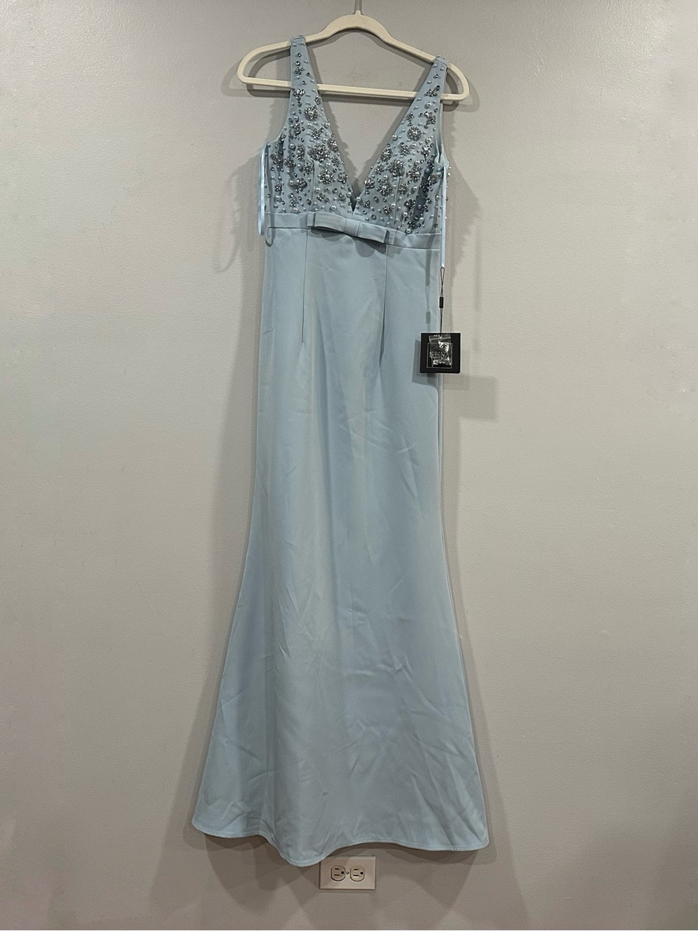Mac Duggal 2278 Blue Sleeveless Embellished Crepe Gown With Bow sz 4